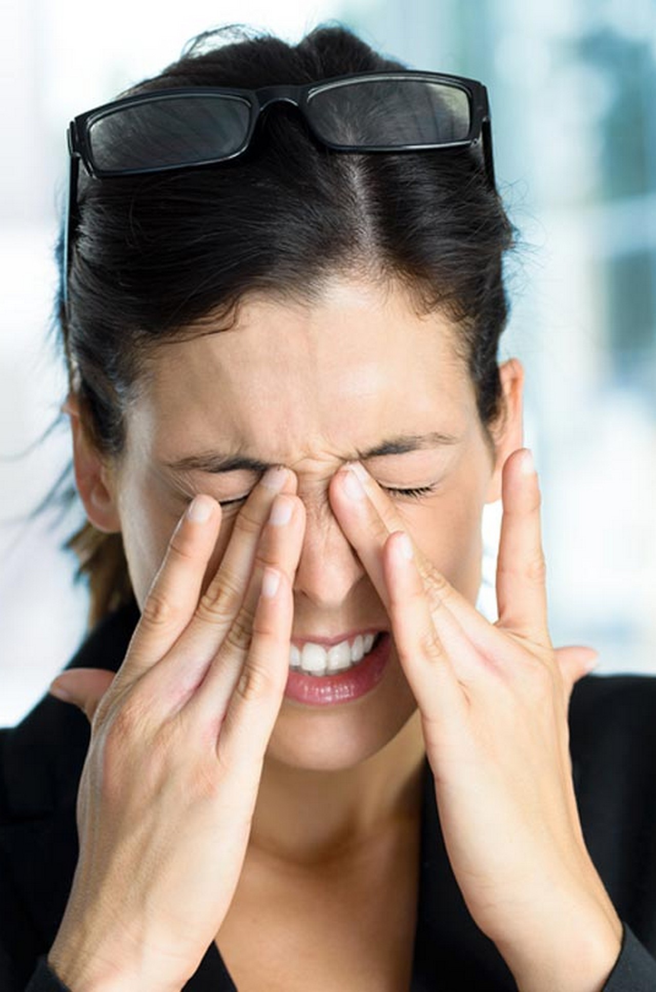  Home Remedies To Treat Sore Eyes – 14 Methods + Prevention Tips